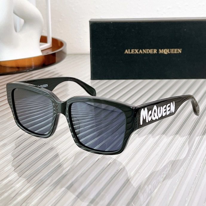 Alexander Mcqueen ۾